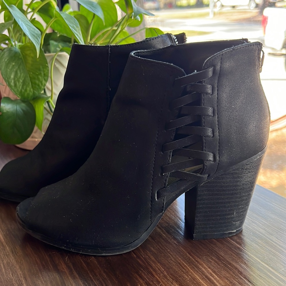 Open- toed lace up booties